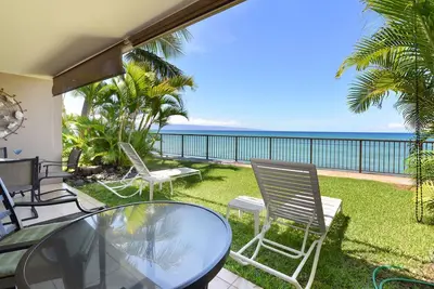 Image de Votre propre oasis privée! 10 pieds du bord des océans! Tres unique!