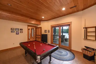 Image de Lake Shore Lodge-Lakefront Home avec foyer et bain à remous
