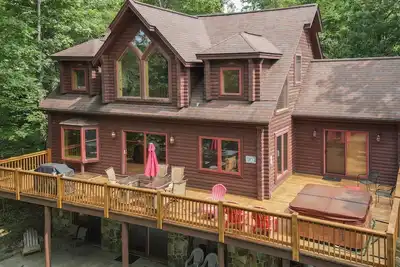 Image de Red Moose Lodge - Accueil avec accès au lac avec foyer et bain à remous