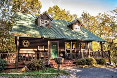 Image de Bear Creek-Great Multi Couples Cabin, bain Ă remous de luxe