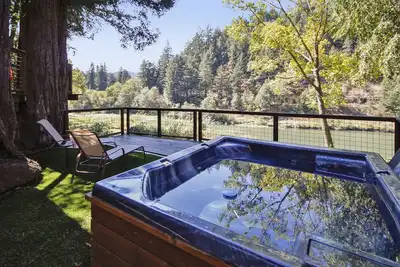 Image de The Sandy Star - Profitez de vues sur la rivière Russian et d'un accès - Plongez dans le spa!