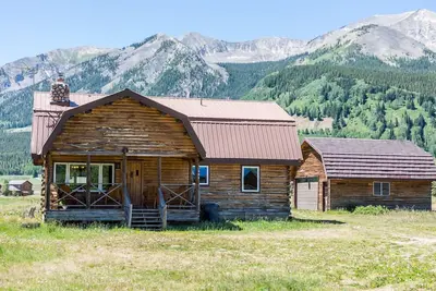 Image de Cozy Log Cabin sur la rivière Slate - 5 minutes en voiture de la butte du centre-ville de Crested (vues incroyables et équipements modernes)