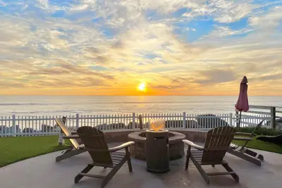 Image de Duplex inférieur en bord de mer avec terrasse au bord de l'océan, décoré par un designer et climatisé