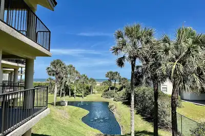 Image de Profitez du meilleur de la Floride dans ce magnifique condo classé Gold, baigné de soleil et offrant une vue paisible.