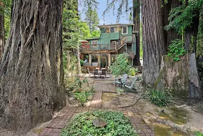 Image de Cabane dans les arbres de Monte Rio ~ bain à remous, promenade jusqu'à la rivière, aire de jeux et skate park