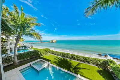 Image de Privé, luxe, maison au bord de la baie. <br><br>Réservez via Vrbo du 2 septembre au 12 octobre et obtenez une location de voiturette de golf à moitié prix de Beach Bums avec la location de deux vélos ou plus. Renseignez-vous pour plus de détails.