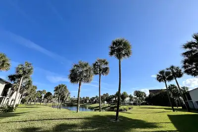 Image de Condo lumineux et gai classé argent avec accès rapide à la piscine et beaucoup de lumière naturelle!