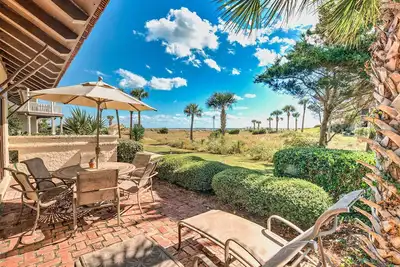 Image de Oceanfront Villa juste au-delà des dunes, près de la piscine et club de plage