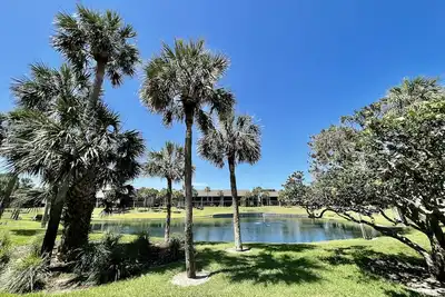 Image de Condo spacieux avec de la place pour toute la famille! Profitez d'un accès facile à la piscine et d'une vue paisible sur le lagon.