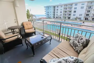Image de Décor coloré de plage avec vue panoramique sur l'océan