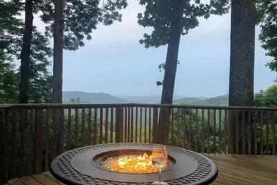Image de Chalet privé près de Boone - Vue magnifique - Bain à remous et sentiers de randonnée \/ équestres