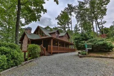 Maison de bois de luxe avec foyer au bois extérieur et bien plus encore.