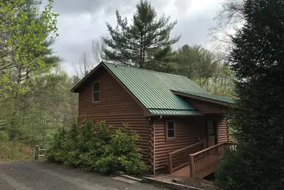 Image de Log Cabin, 4. 5 acres, bain à remous, table de billard, babyfoot, foyer extérieur, Wifi, ruisseau State Stocked Creek, chien amical
