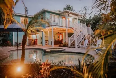 Image de Tides Inn - Maison familiale avec piscine tropicale.