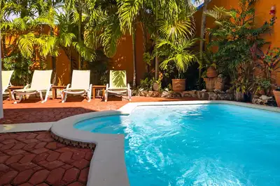 Image de Grande maison de 3 étages avec une charmante décoration mexicaine, piscine privée et jardin