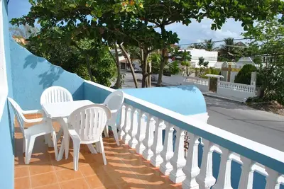 Image de Appartement lumineux et spacieux, balcon privé près de la plage, 4 pâtés de maisons du centre ville