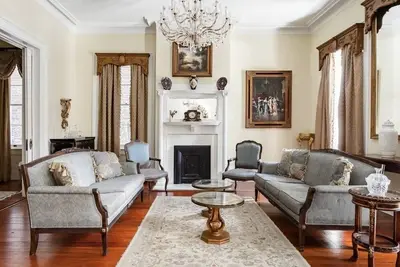 Image de Gâteau de mariage Mansion sur la célèbre Monterey Sq. Parfait pour les escapades entre filles!