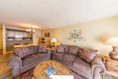 Image de Charmant condo sur la boucle de la navette gratuite avec une piscine et un bain Ă remous! Super endroit!