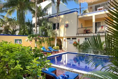 Image de Terrasse privée donnant sur la piscine. Deux minutes à pied de la plage.