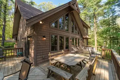 Image de Peaceful Easy Feelin'- Accueil Lakefront w \/ Fire Pit & Hot Tub