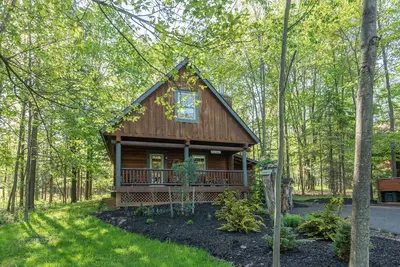 Image de Tree Haus - Lake Area Home dans une charmante communauté de chalets