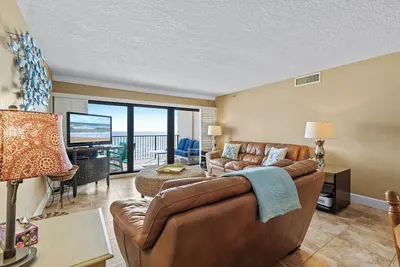 Image de Complètement mis à jour, Direct Oceanfront Condo dans le complexe populaire Southwind