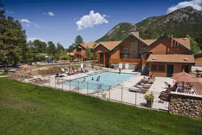 Image de Condo confortable près du parc national des montagnes Rocheuses avec cheminée, piscine du complexe et Wi-Fi