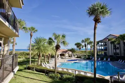 Image de Profitez d'une vue relaxante sur la piscine et l'océan dans le confort de votre balcon privé!