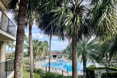 Image de Profitez du soleil de la Floride dans ce spacieux condo en bord de piscine avec vue sur l'océan.