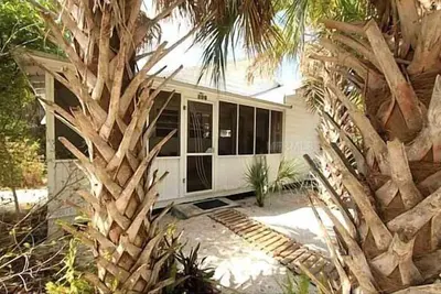 Image de Le Bungalow Linley - Maison avec piscine dans le village de Longboat Key. Marchez jusqu'aux restaurants et Ă la plage!