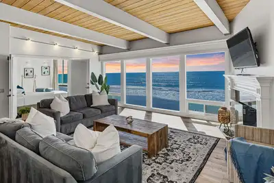 Image de Superbe maison unifamiliale à la plage, décorée par un designer et climatisée