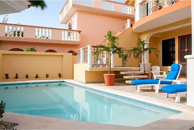 Image de Appartement confortable, cuisine bien équipée à côté de la piscine scintillante