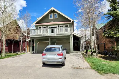 Image de Emplacement idéal à Crested Butte avec une belle cour pour passer du temps!