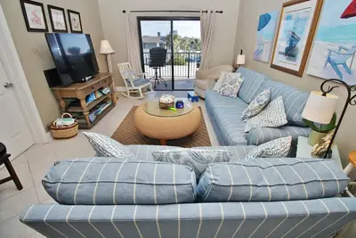 Image de Oceanside Condo coloré avec belle vue sur la plage et la piscine