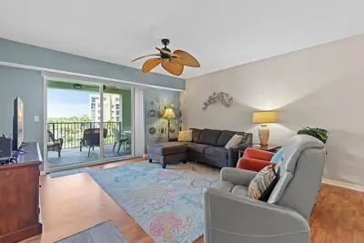 Image de Beaucoup de commodités, Condo spacieux juste une courte promenade de la plage
