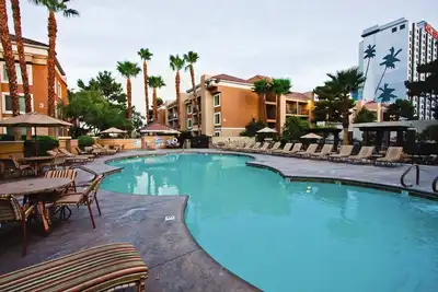 Image de Suite confortable près du Strip de Las Vegas avec balcon privé, connexion Wi-Fi gratuite et cuisine complète