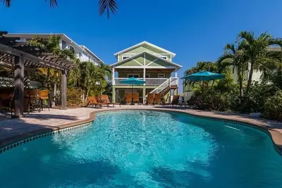 Image de Anapauo Beachhouse - Des vues d'un million de dollars sur Tampa Bay!