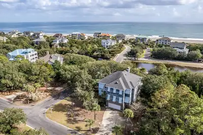Image de Majestic Beach House avec piscine privée et quai de pêche près de la plage