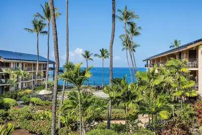 Image de Détendez-vous aux sons apaisants de l'océan. Unité d'extrémité. Lanai enveloppant.