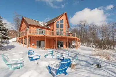Image de Mountain Top Manor- Région du lac \/ domaine skiable Accueil avec cinéma maison privé