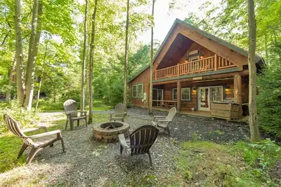 Image de Owl Cabin- Lake Area dans une charmante communauté de cabanes, spa