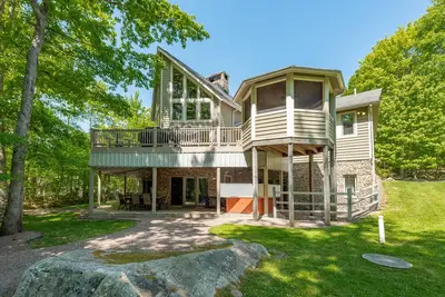 Image de Majestic Lodge- Lakefront Home avec foyer et bain à remous