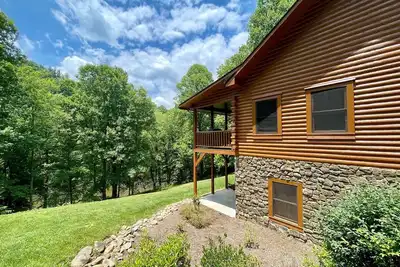 Image de Cabane en rondins spacieuse au bord de la rivière avec bain à remous, animaux acceptés, table de billard, foyer