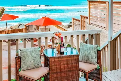 Image de Charmant condo sur la plage avec plage semi-privée, décoré par un designer et équipé avec climatisation