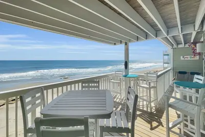Image de Condo familial en bord de mer avec installations incroyables, accès à la piscine et à la plage, kiosques de jardin et centre de loisirs avec gymnase, piscine intérieure / jacuzzi et salons.