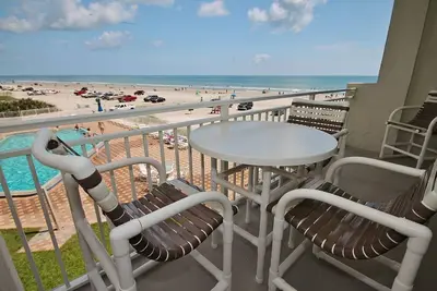 Image de Spacieux Beach Condo avec vue directe sur l'océan pour vous et Fido