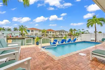 Image de P17 - Charmant duplex de 3 chambres, 2 salles de bains avec piscine privée et amarrage en eau profonde. Niveau au sol et complètement mis à jour!