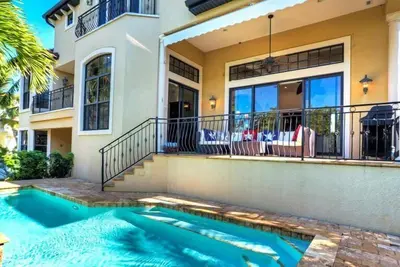 Image de 637 Norton - Privé maison de canal 4 Chambre \/ 3. 5 Bath avec piscine privée, occupation maximale de 8 personnes.