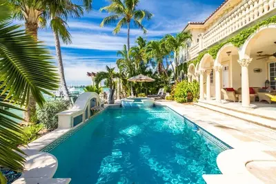 Image de P05 - 5 chambres, maison face à l'océan avec piscine privée et dockage en eau profonde.