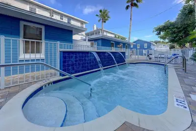 Le Reef Quaint Beach Cottage à quelques pas du sable! 2 chambres 1 salle de bain avec piscine